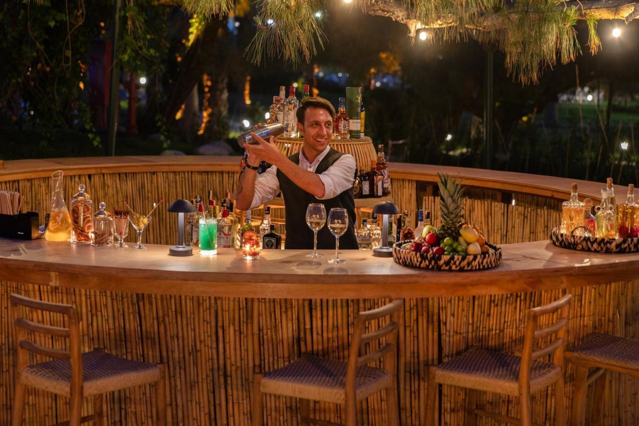 Marti Myra Hotel Tekirova Exterior foto A bartender at work